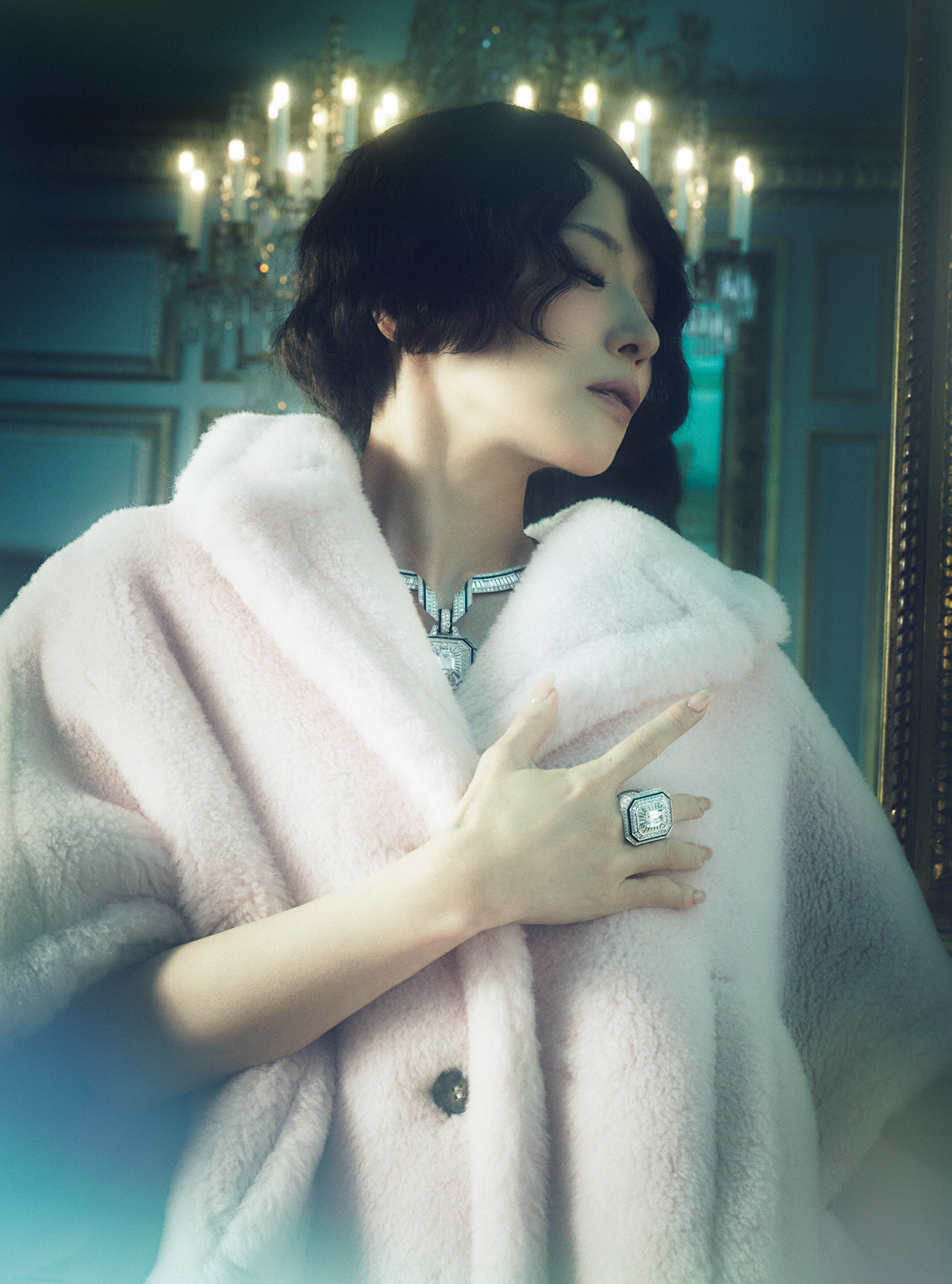 「アドレス」ネックレス(DIA×WG×ブラックラッカー)¥712,800,000 リング(DIA×WG×ブラックラッカー)¥158,400,000(ともに予定価格)/Boucheron(ブシュロン クライアントサービス)ケープ¥341,000/Max Mara(マックスマーラ ジャパン)