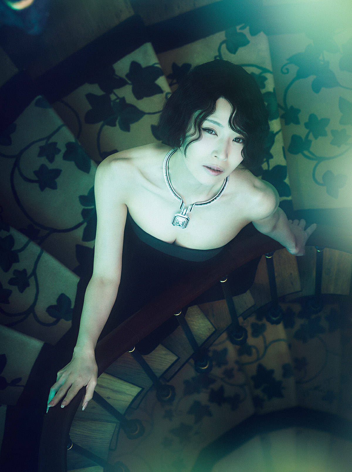 「アドレス」ネックレス(DIA×WG×ブラックラッカー)¥712,800,000(予定価格)/Boucheron(ブシュロン クライアントサービス)ドレス¥352,000/Emporio Armani(ジョルジオ アルマーニ ジャパン)