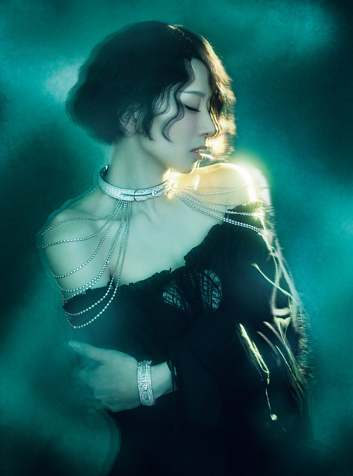 「シルエット」ネックレス(DIA×WG)¥303,600,000 ブレスレット(DIA×WG)¥117,480,000 (ともに予定価格)/Boucheron(ブシュロン クライアントサービス) ドレス¥289,300 ベルト¥90,200/ともにAnn Demeulemeester(エム)