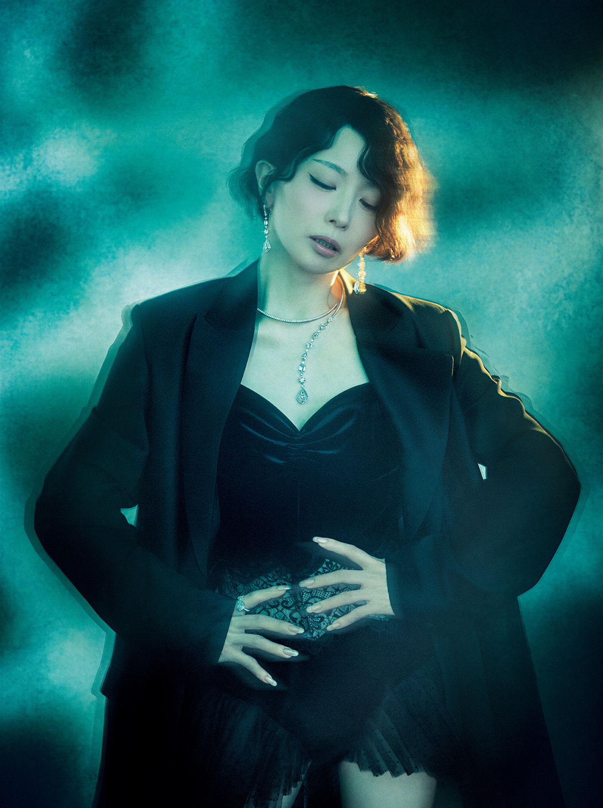 「スパーク」ネックレス(DIA×WG)¥344,520,000 イヤリング(DIA×WG)¥65,340,000 リング(DIA×WG)¥40,524,000(すべて予定価格)/Boucheron(ブシュロン クライアントサービス)ジャケット¥161,700/Telma(テルマ)ボディスーツ¥110,000/Tanakadaisuke(タナカ ダイスケ)