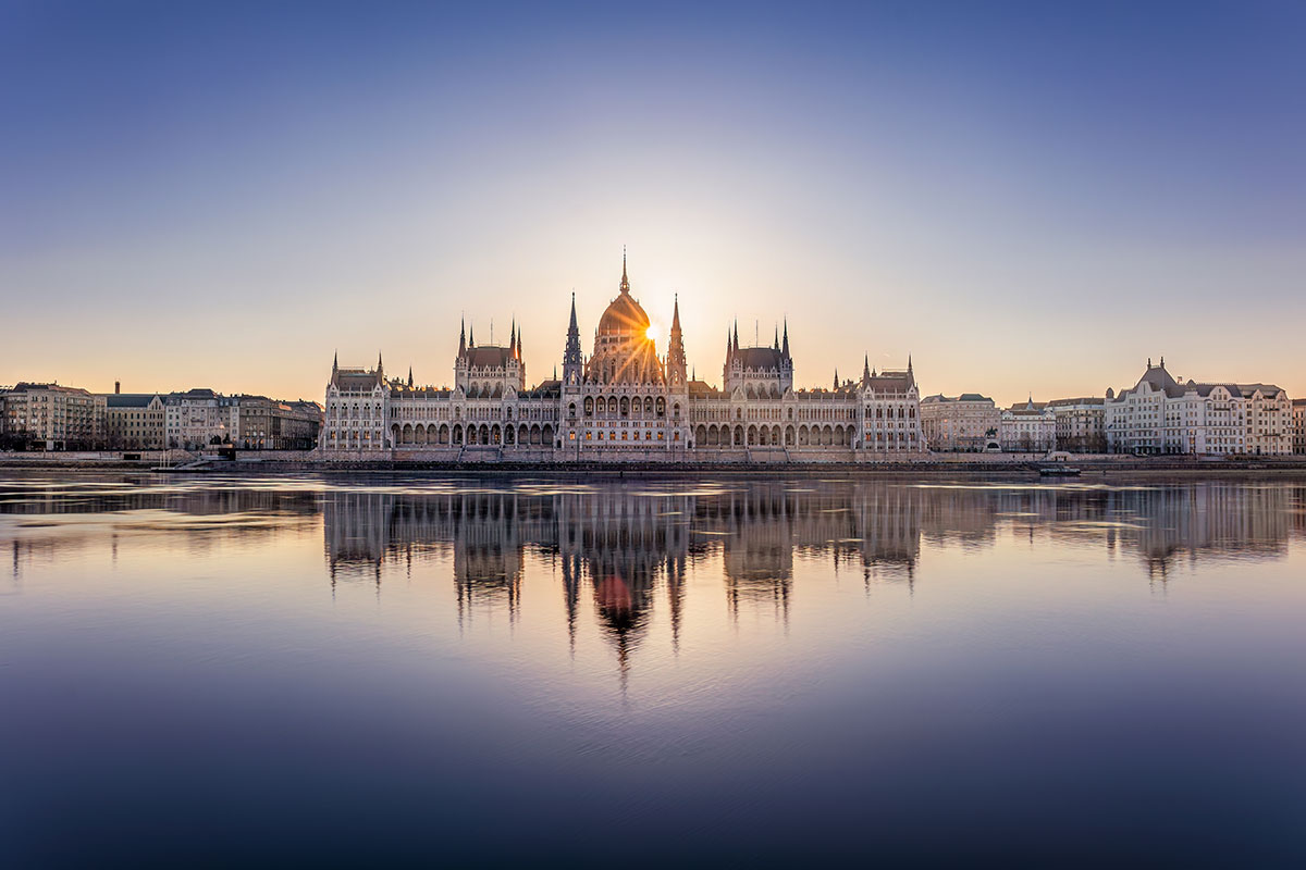ドナウ川から眺めた「聖イシュトヴァーン大聖堂」。