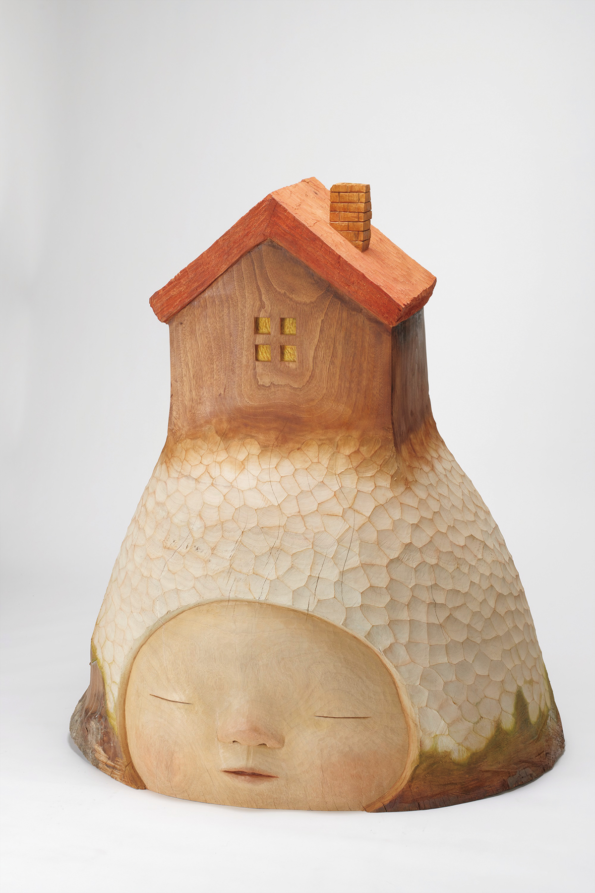 木彫り作品より。高さ105センチ、元の丸太の佇まいを感じさせる作品。『Home』2023年　Photo：浦野航気