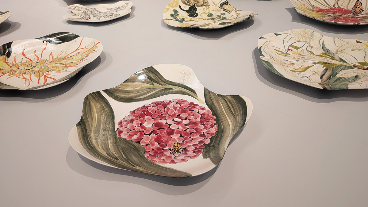 『地続きの実り」2025年。瀬戸の植生や窯業と植物の関係性に焦点を当てた作品。大皿に瀬戸で出合った植物を絵付けした。Courtesy of SNOW Contemporary