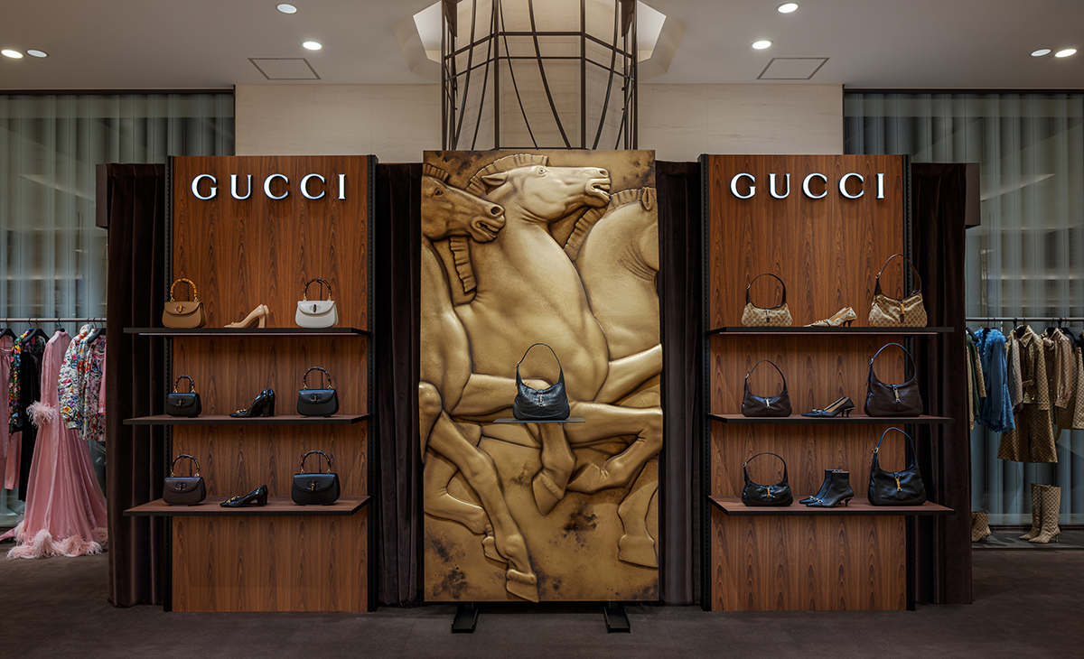 グッチ」デムナ初コレクションの世界観を体感。「Gucci La Famiglia