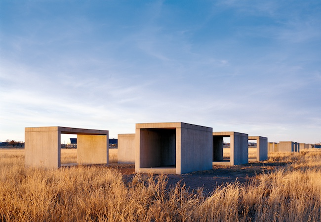 15点の無題の作品（1980–1984年）　チナティ財団、テキサス州マーファ 　Permanent collection, The Chinati Foundation, Marfa, Texas. Photo by Florian Holzherr, courtesy The Chinati Foundation.  Donald Judd Art © 2026 Judd Foundation/ARS, NY/JASPAR, Tokyo.