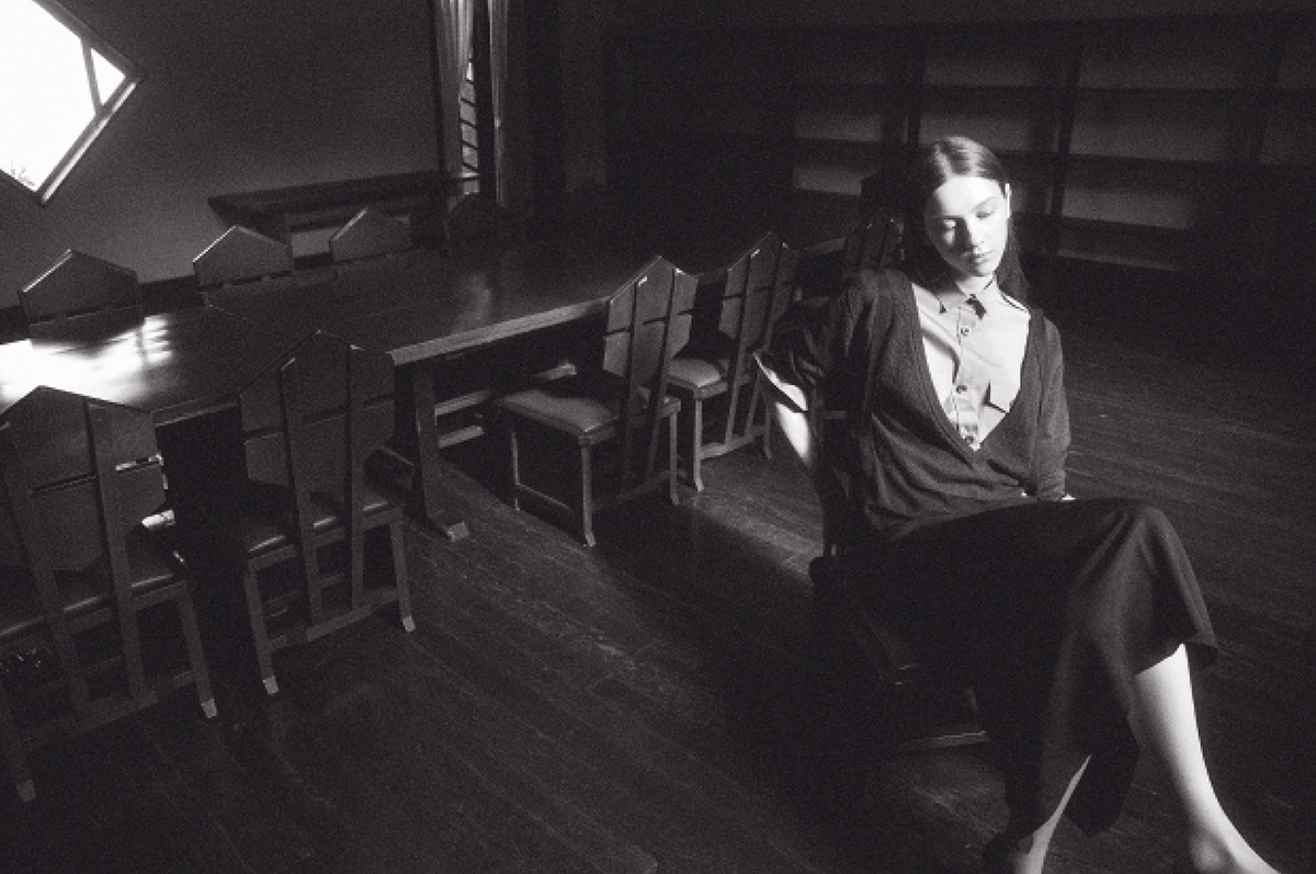 カーディガン￥341,000　シャツ￥203,500　スカート￥297,000　シューズ￥176,000（すべて予定価格）／Prada（プラダ クライアントサービス）