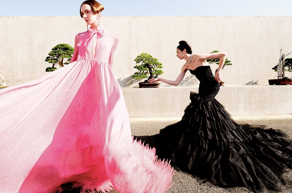 〈右〉ドレス¥5,720,000 チョーカー¥869,000 〈左〉ドレス¥2,090,000 イヤリング¥440,000/すべて Gucci(グッチ クライアントサービス)