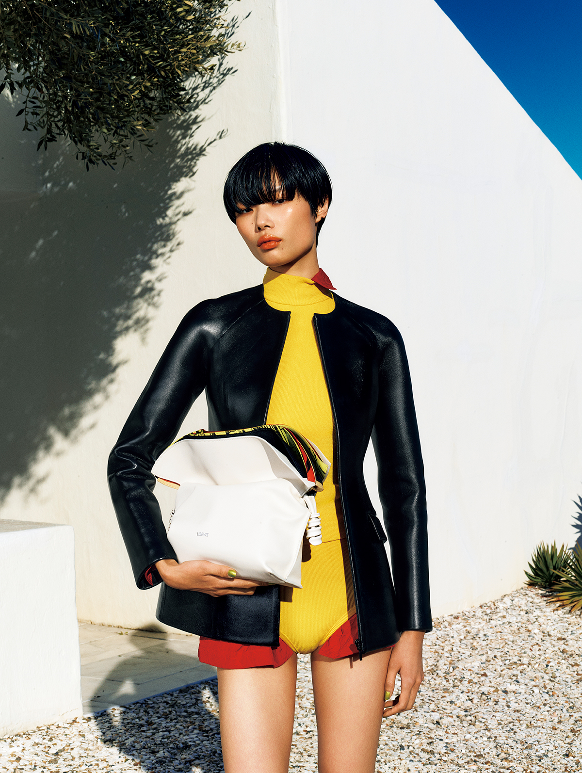  ジャケット¥1,537,800　ノースリーブ トップ¥165,000　バッグ「フラメンコクラッチ ミルフィーユ」¥793,100　シャツ ブリーフ ともに参考商品／すべてLoewe（ロエベ ジャパン クライアントサービス）