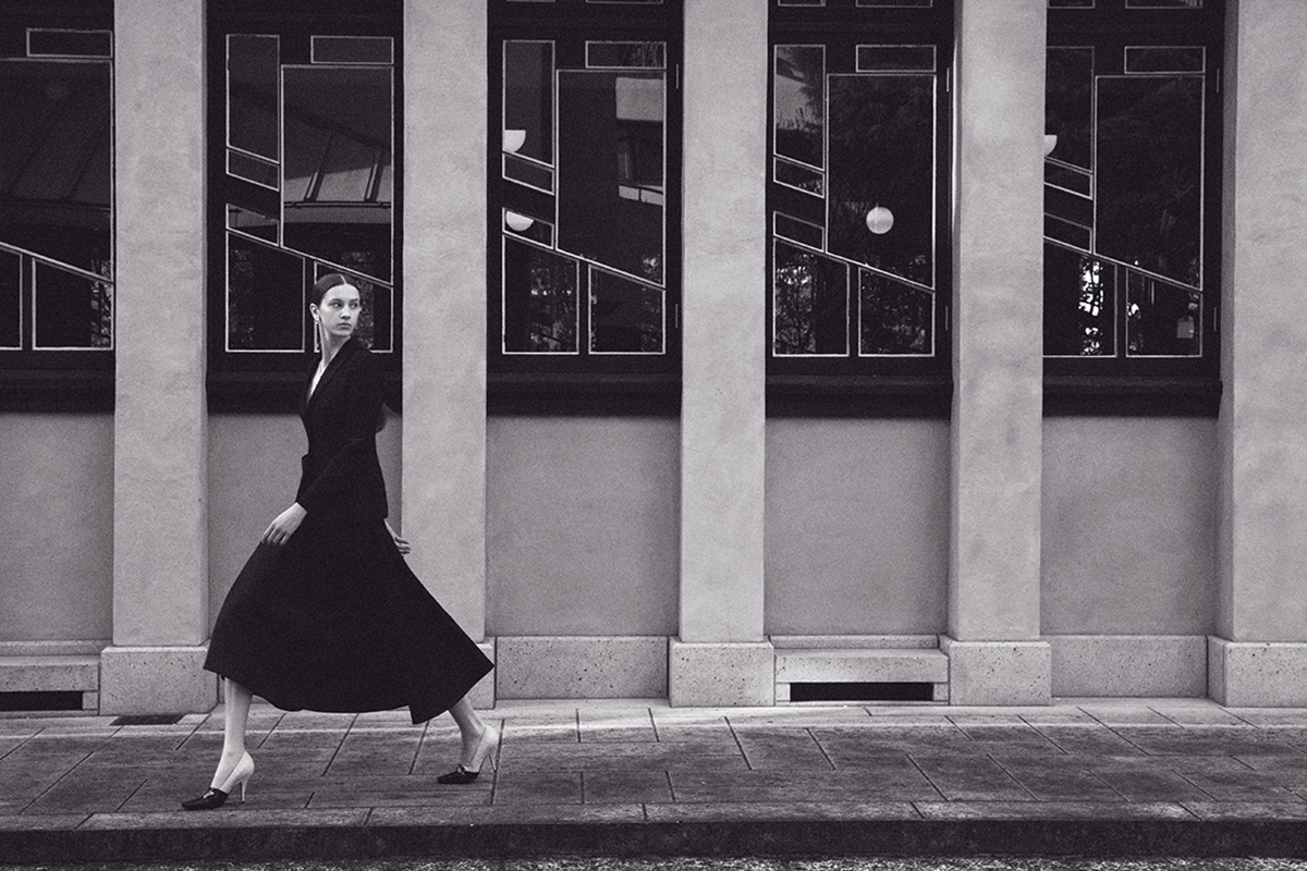 ジャケット￥870,000　スカート￥660,000　ピアス￥82,000　ネックレス￥105,000　シューズ￥210,000／すべてDior（クリスチャン ディオール）