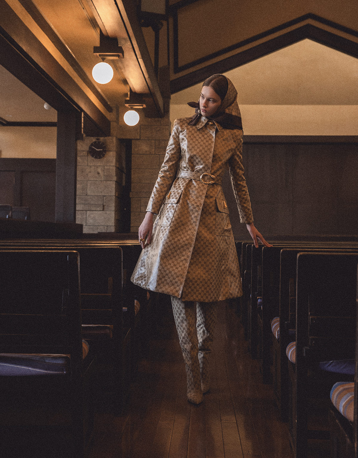 コート￥1,320,000　ヘッドバンド￥101,200　リング￥71,500　ブーツ￥346,500／すべて Gucci（グッチ クライアントサービス）