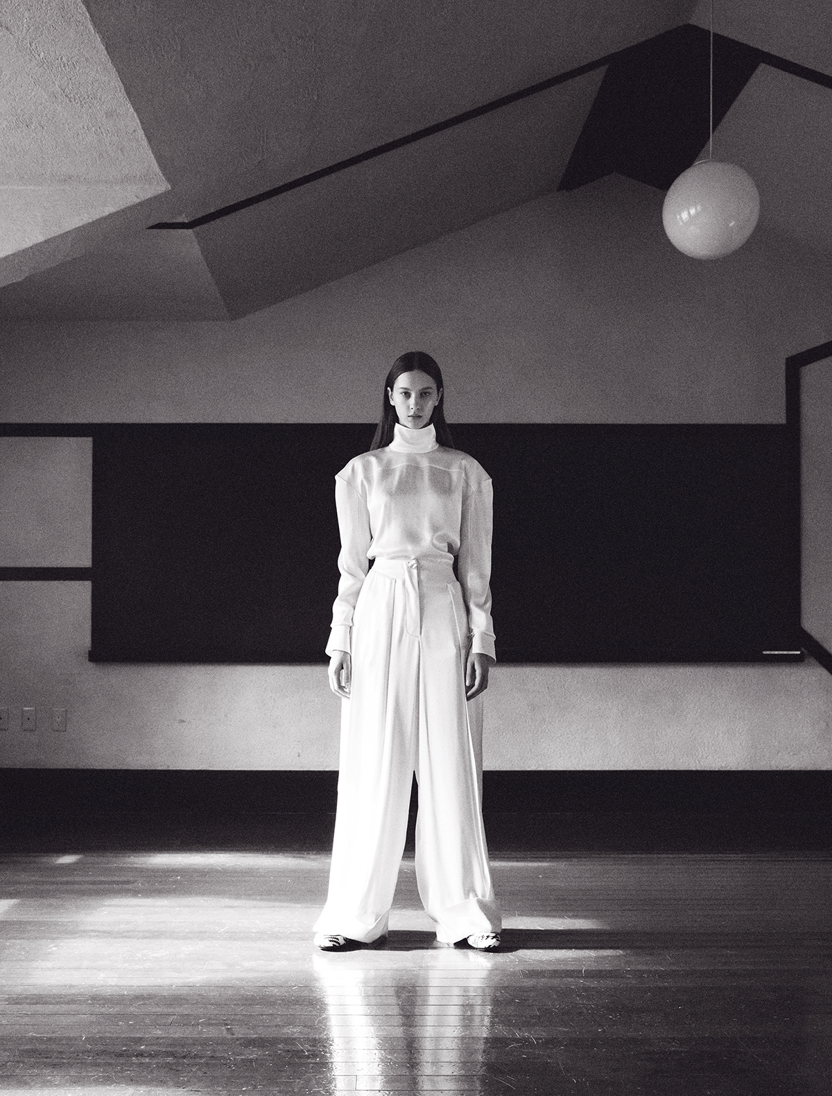 トップ￥485,100　パンツ￥759,000　シューズ￥227,700（すべて予定価格）／Louis Vuitton（ルイ・ヴィトン クライアントサービス） 