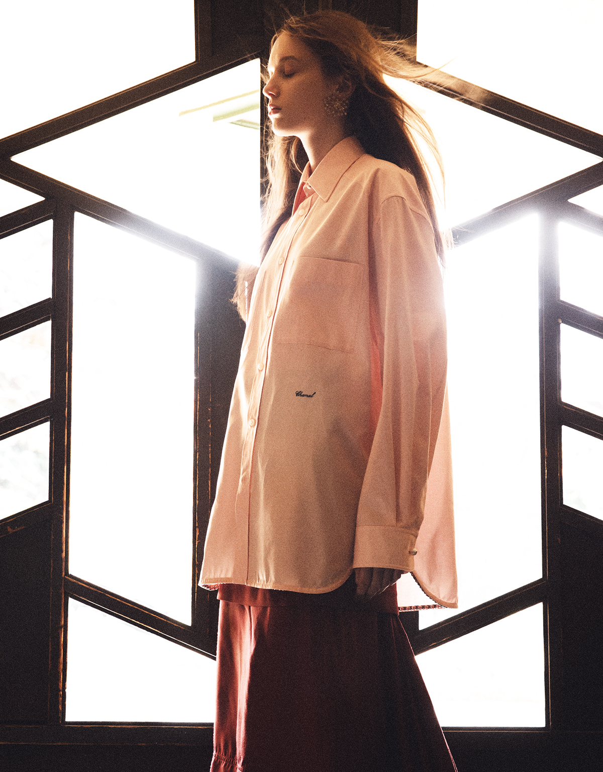 シャツ￥688,600　ロングスカート￥1,122,000　ピアス￥172,700（すべて予定価格）／Chanel（シャネル カスタマー ケア センター）