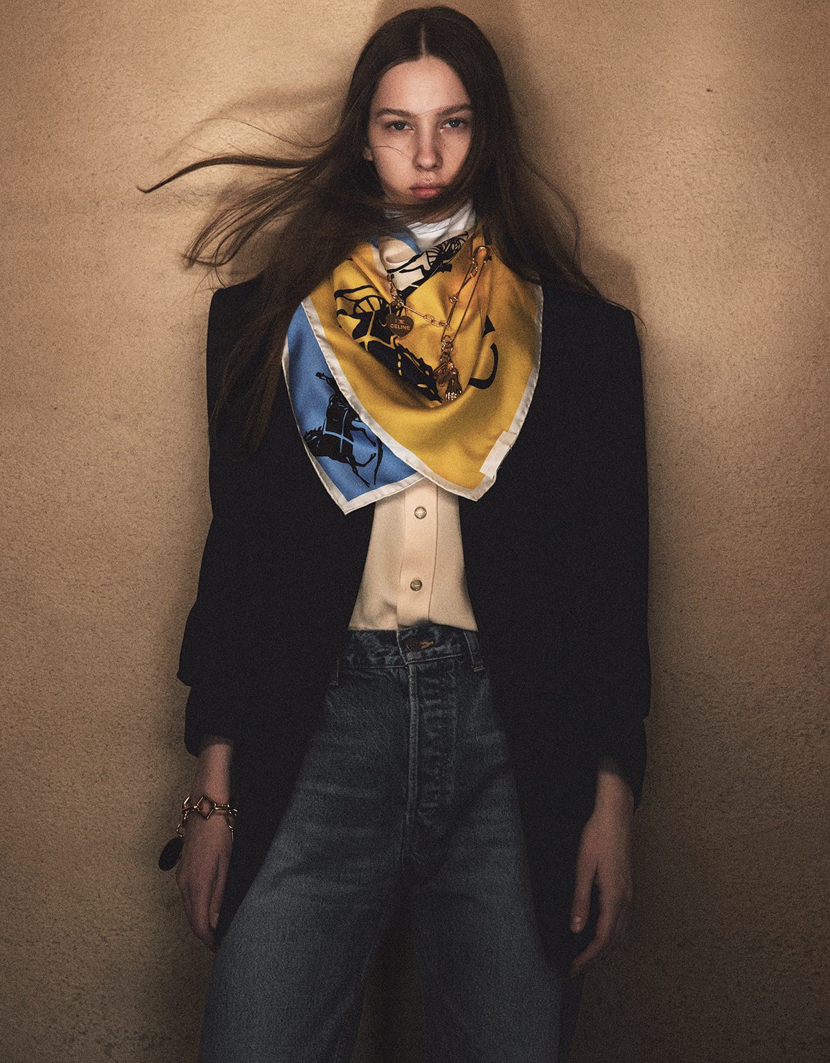 ジャケット￥451,000　シャツ￥231,000　トップ￥115,500　デニムパンツ￥159,500　スカーフ￥86,900　ネックレス￥104,500　ネックレスに付けたチャーム￥79,200　ピンブローチ￥51,700　ブローチに付けたチャーム〈右〉￥104,500　〈左〉￥56,100　ブレスレット¥192,500　ブレスレットに付けたチャーム￥51,700（すべて予定価格）／Celine（セリーヌ ジャパン）