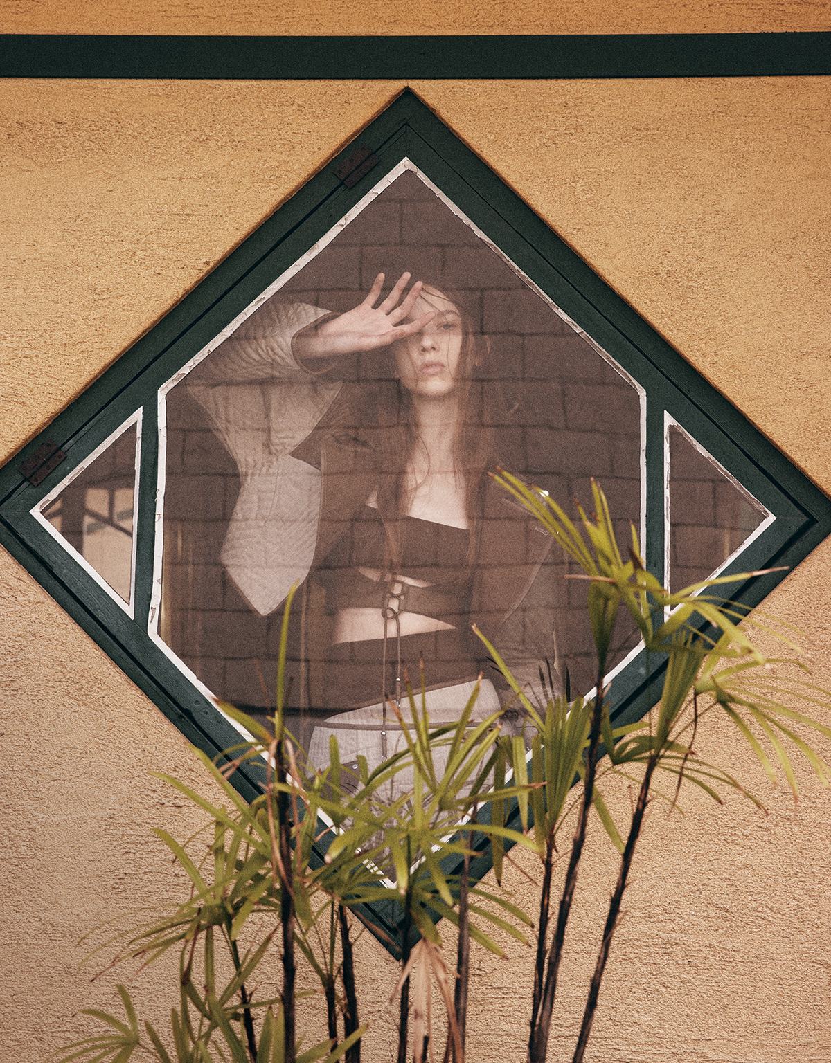 ジャケット￥1,980,000　ハーネス￥800,800　ブラトップ￥460,900（参考価格）　スカート￥1,298,000　ショーツ￥440,000（参考価格）／すべてHermès（エルメスジャポン）