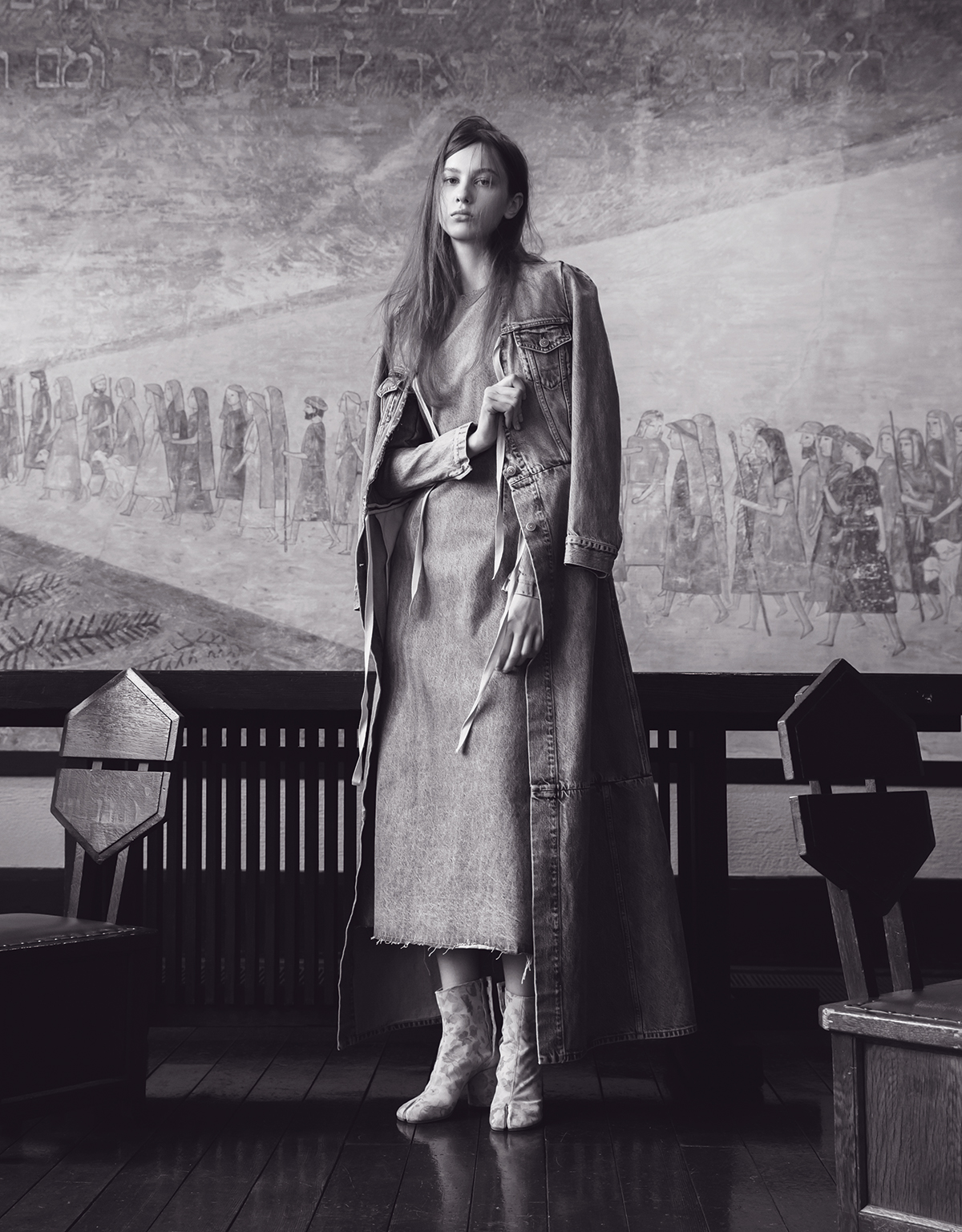 ロングコート￥365,200　ドレス￥345,400　シューズ￥242,000／すべてMaison Margiela（マルジェラ ジャパン クライアントサービス）