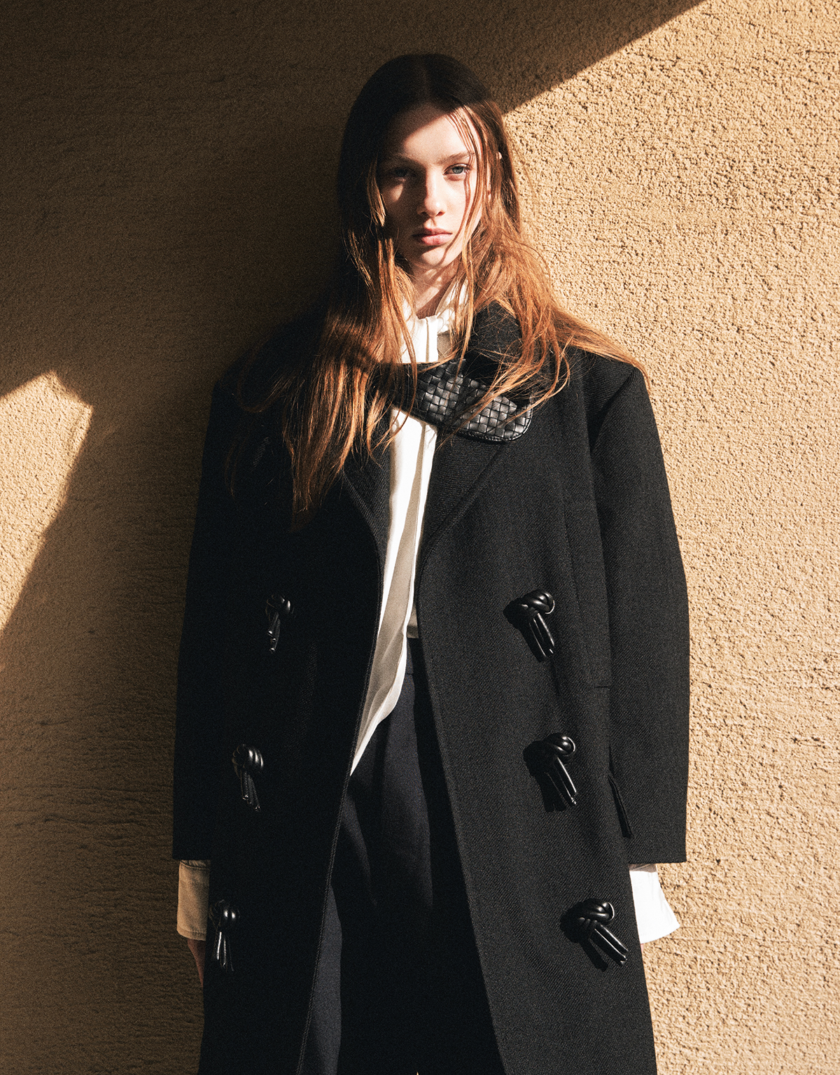 コート￥899,800　シャツ￥479,600　パンツ 参考商品／すべてBottega Veneta（ボッテガ・ヴェネタ ジャパン）