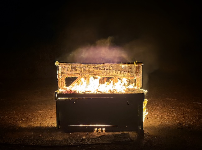 『火を燃やす-1』　（2025年）　©Tomoko Mukaiyama