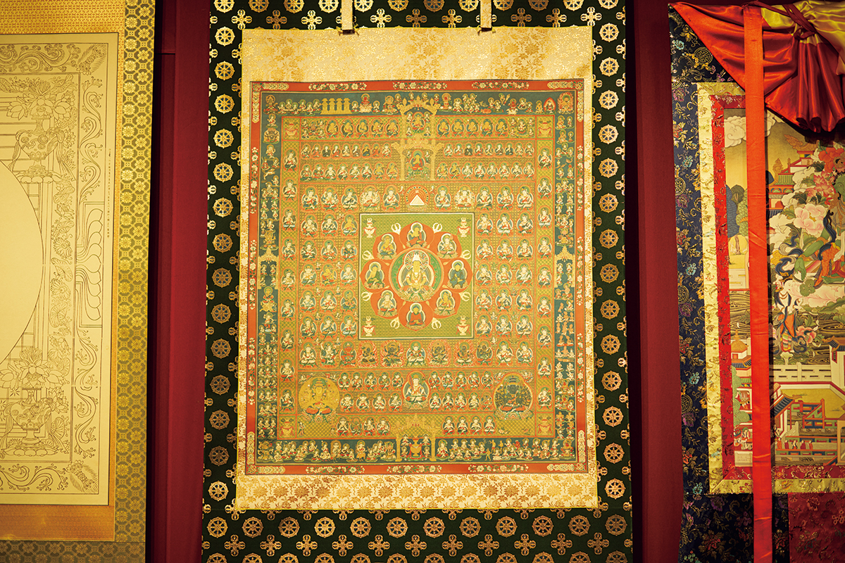 真言密教において欠かせないのが曼荼羅(まんだら)。仏や菩薩の配置により宇宙の真理や悟りの境地を視覚化した図像で、同時に「自分を中心に無限のネットワークが広がる様子」を表す。寳幢寺の本堂の壁に掲げられているのは、東寺が所蔵する国宝「両界曼荼羅図(りょうかいまんだらず)」の復刻版。普段から仏教美術品はオンラインで買うことも多く、こちらも数年前にヤフオクで運よく手にいれることができたのだそう。