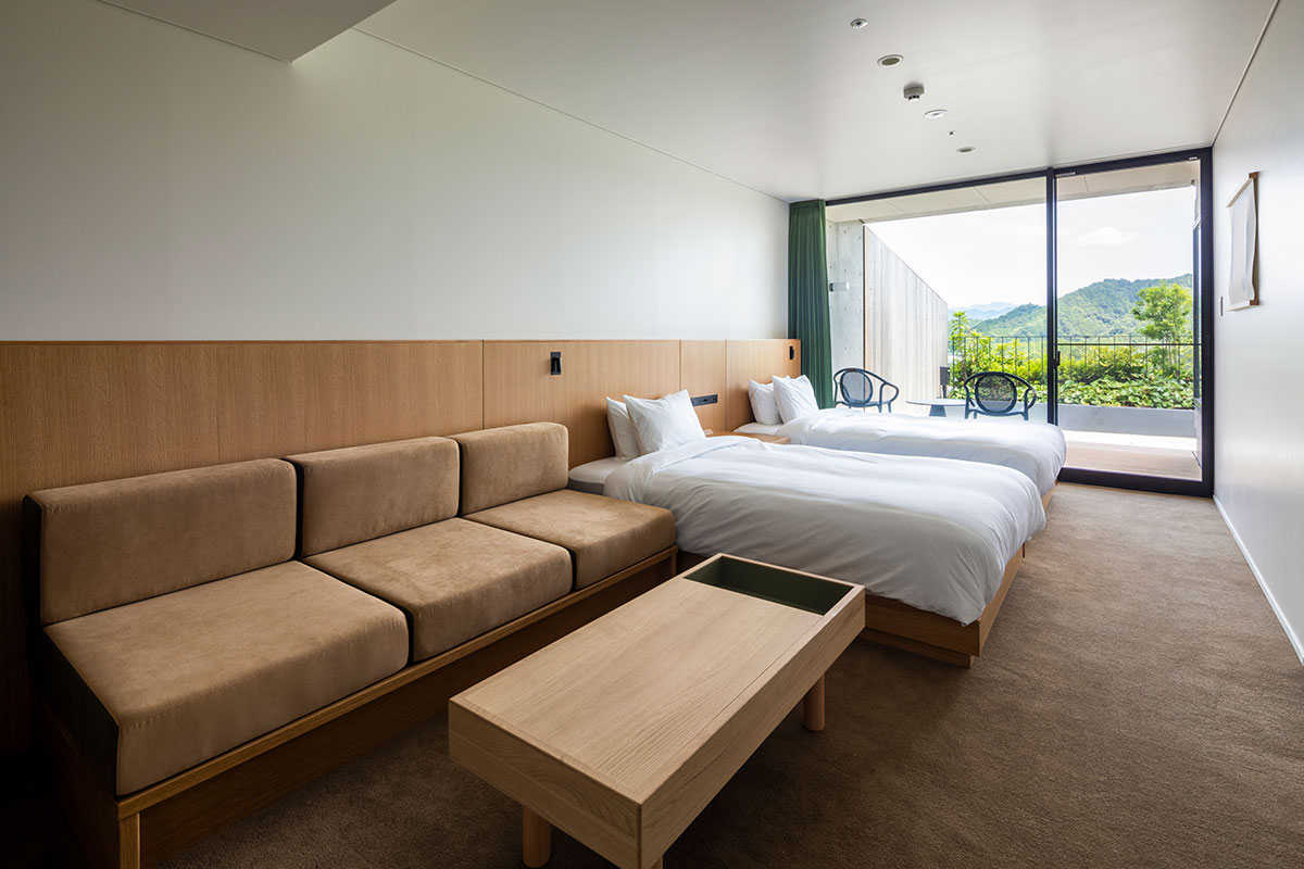 客室はとてもシンプル。各部屋にベランダもあり、お風呂からものどかな風景が眺められる