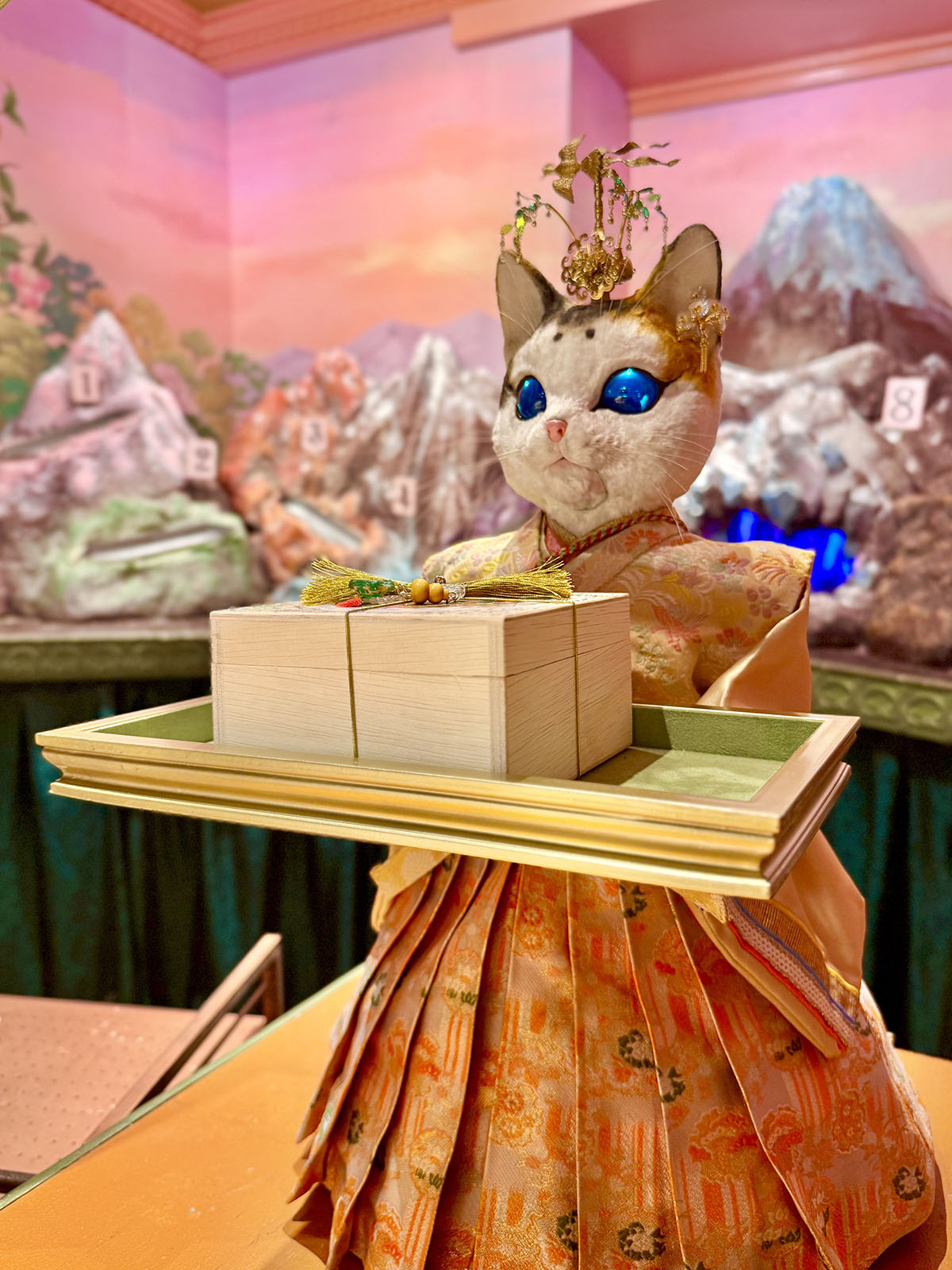 小楽園の猫給仕