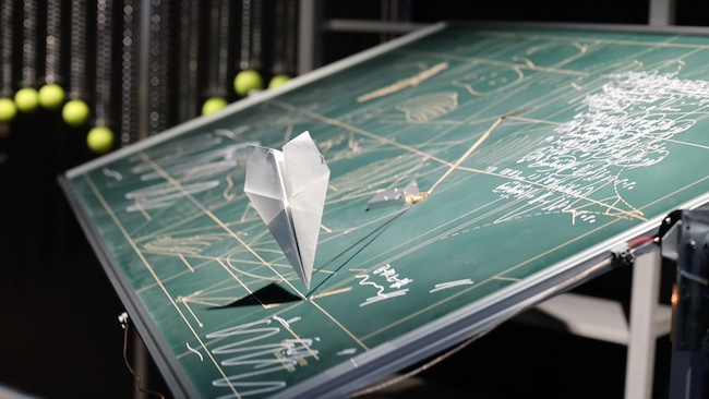 片岡純也+岩竹理恵「KEK 曲解模型群」より『すり抜ける紙飛行機』(2017/2025年)