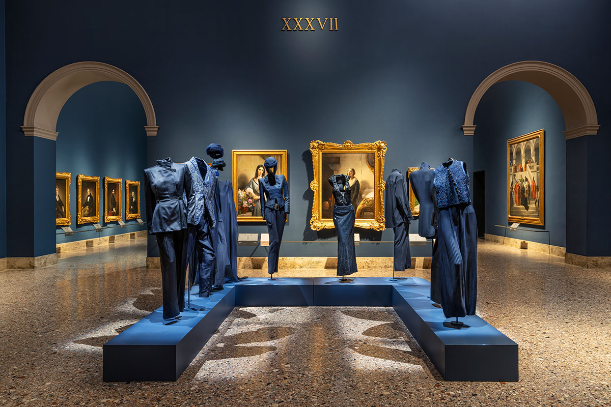 凛としたネイビーもアルマーニの代名詞。人体のしなやかな動きが感じられる透明なマネキンも印象的。