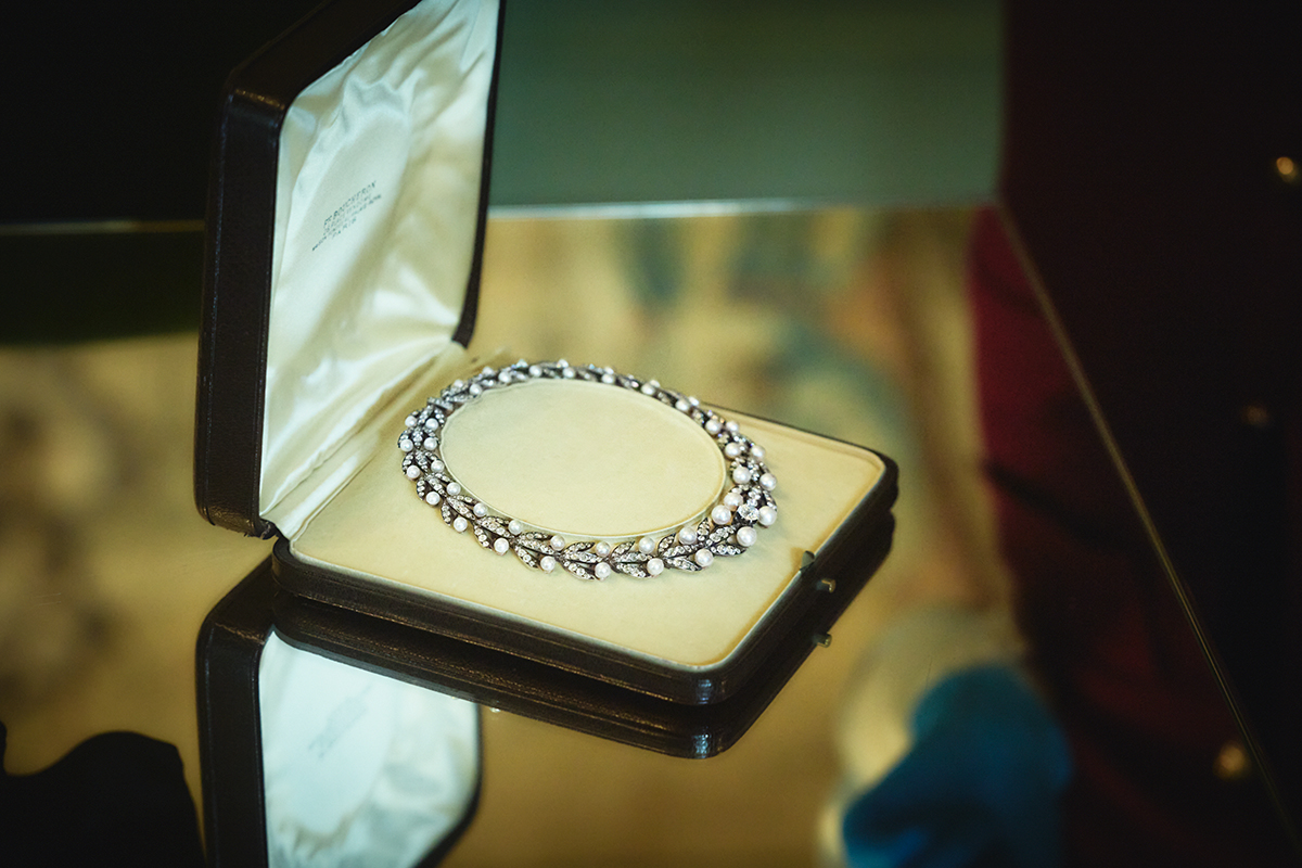 Laurel necklace(イエローゴールド、シルバー、パール、ダイヤモンド)1896年/ブシュロン プライベート コレクション