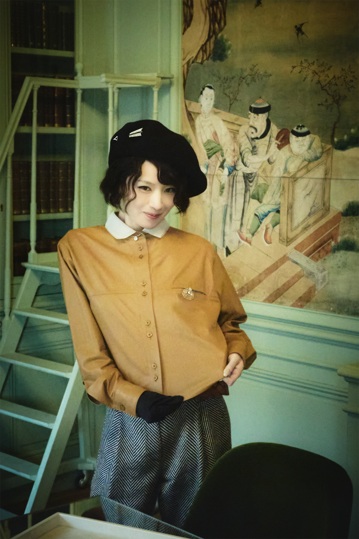 帽子につけたArrow jabot pin brooch (ピンクゴールド、プラチナ、ブラックエナメル、 オニキス、ダイヤモンド)1919年 胸元につけたArt Deco clip brooch(ホワイトゴールド、プラチナ、ロッククリスタル、ダイヤモンド)1934年/ともにブシュロン プライベート コレクション