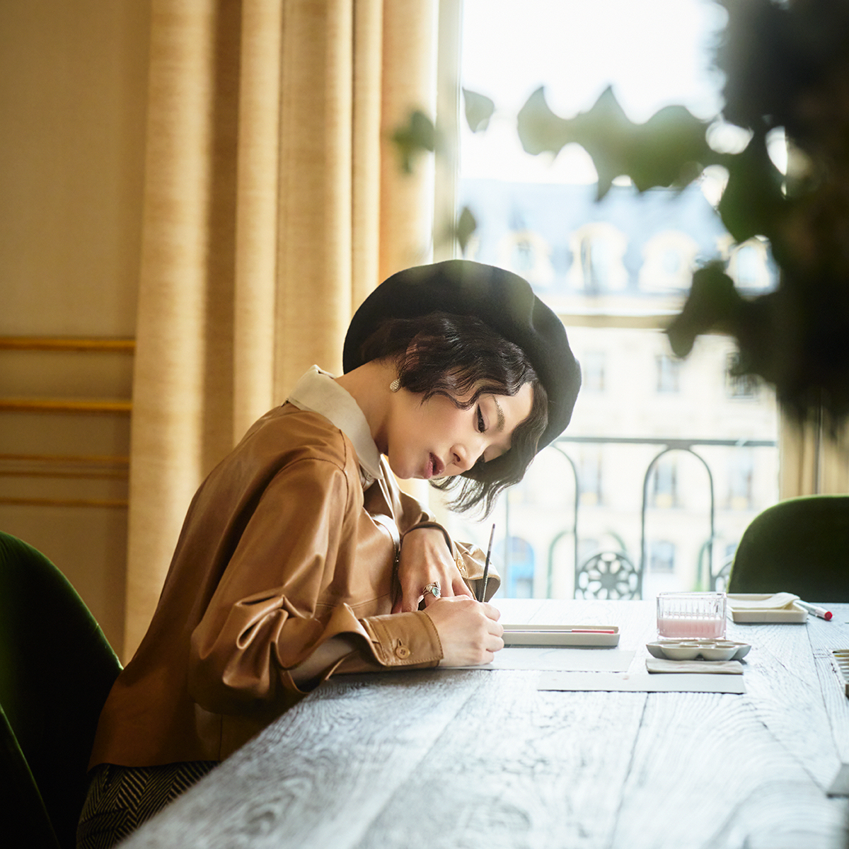 椎名林檎が「ブシュロン」パリのアトリエで触れる、ハイジュエリーの真髄