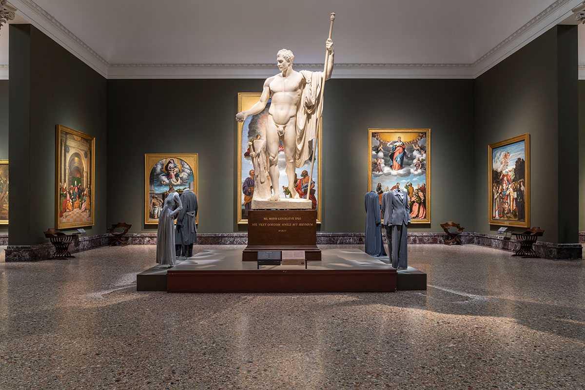 アントニオ・カノーヴァの巨大彫刻を囲むように配された、アルマーニらしいグレーの作品群。