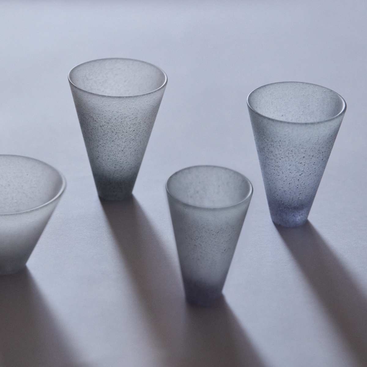 ガラス作家・波多野裕子インタビュー「石と陶器とガラスの間のような色と質感に魅せられて」