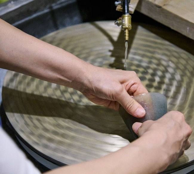 特注した研磨機で削りながらまず形や表面の厚みを整える。