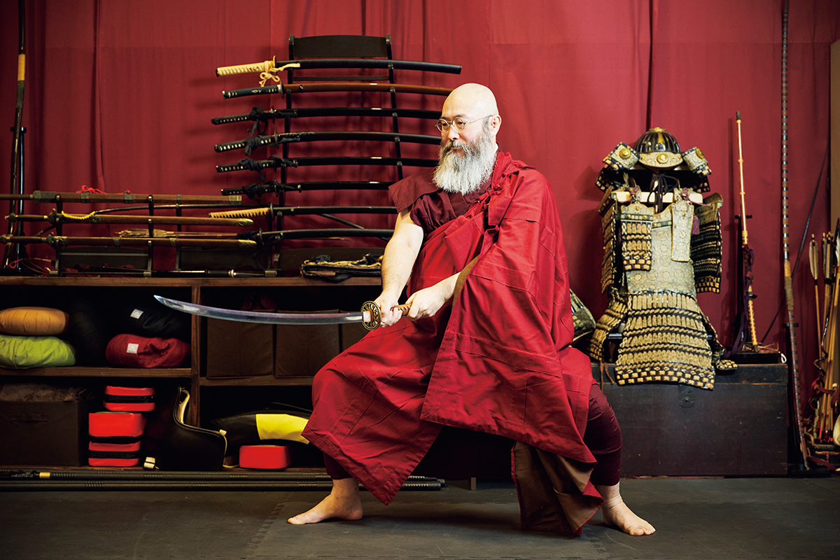 龍源師にとって、武道と仏教は切っても切り離せない存在。講演や瞑想を行う本堂で、古武術「双水執流(そうすいしりゅう)」の稽古も定期的に行なっている。手にしているのは鎌倉末期におこった刀工集団「宇多派」の宇多国宗(うだくにむね)作と伝わる一本。「よく『武道は殺生の教えと反するのでは?』と聞かれますが、殺せる力があって、あえて殺さない精神が大事。これこそが仏教の基本姿勢なんです」