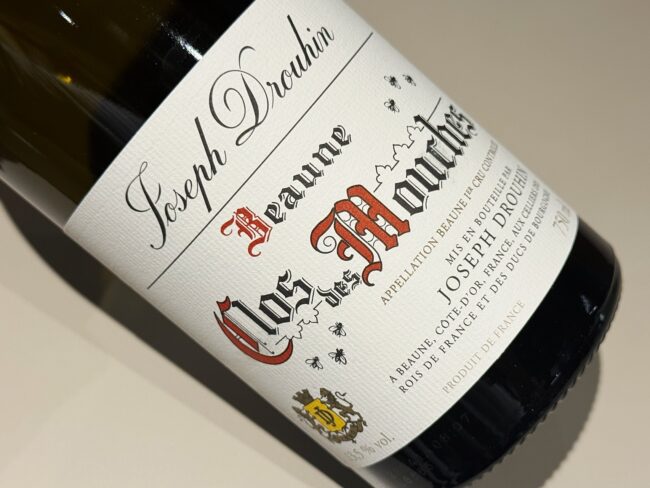 「畑の名前」を覚えるとブルゴーニュワインはより深く楽しめる。これはコート・ド・ボーヌにある「ミツバチの畑」という意味の一級畑のワイン。「メゾン・ジョゼフ・ドルーアン ボーヌ プルミエ・クリュ・クロ・デ・ムーシュ・ブラン 2022」￥36,300