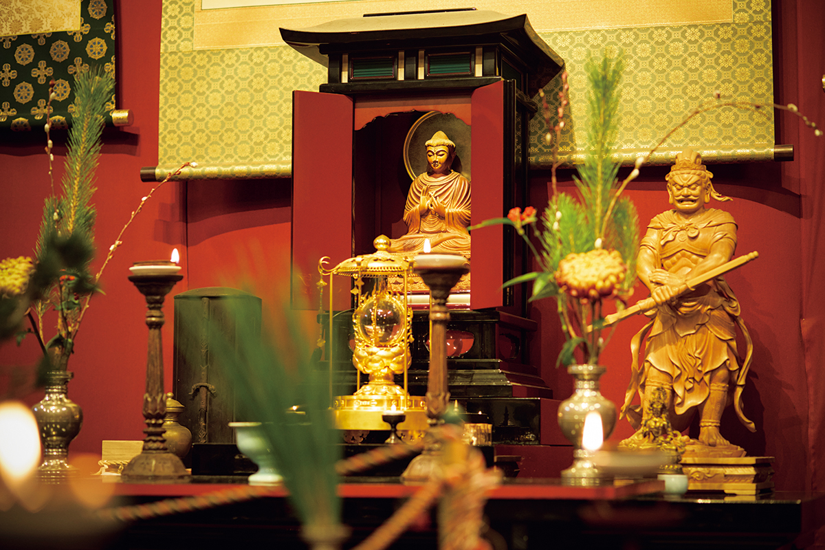 数多くの仏様がいる中、仏教の開祖である釈迦牟尼(しゃかむに)は特別。本堂の中央、いちばん目立つ場所に置かれた厨子(ずし)の中には、ミャンマーで手に入れた釈迦像が鎮座する。手前の金色の仏舎利(ぶっしゃり)には水晶でできた蓮の花を備え、その中にはやはりミャンマーで譲り受けた釈迦牟尼の遺骨と伝わるものが納められている。右端の不動明王像はプラスチック製の原型で、いつか鉄像として完成させる予定。