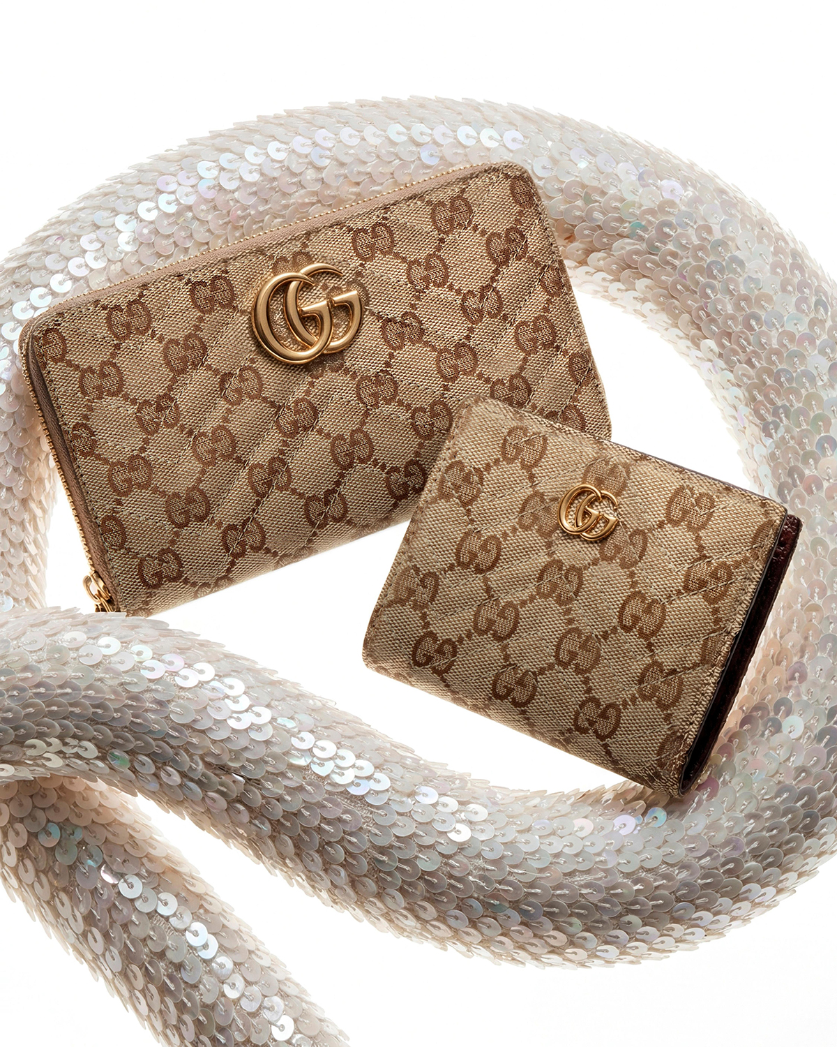 左から　ダブルG ジップアラウンドウォレット ￥110,000　「GGマーモント」スモールウォレット ￥92,400