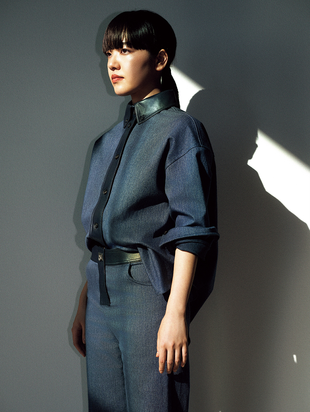 トップ　パンツ　ともに ¥231,000／Ferragamo（フェラガモ・ジャパン）