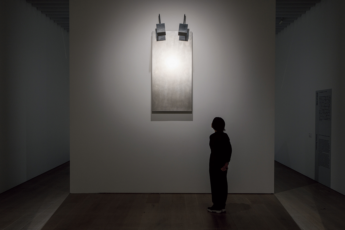 対象と人間との関係を記録する「ヒューマン・アーカイヴ・センター」シリーズの新作。パリ植物園で暮らすオランウータン「ネネット」と人間たちとの、時を経て変わりゆく関係性が示唆される。　細井美裕『ネネット』　展示風景：「六本木クロッシング 2025 展：時間は過ぎ去る わたしたちは永遠」森美術館（東京）2025-2026年　撮影：竹久直樹