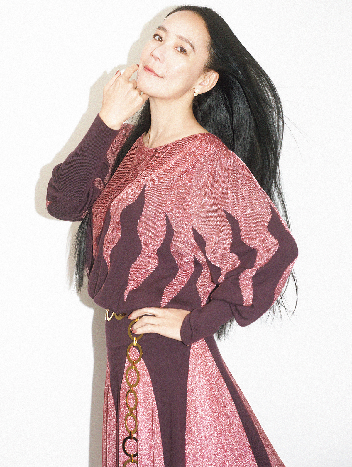 トップ ¥572,000　スカート ¥935,000　ベルト 参考商品／すべて Louis Vuitton（ルイ・ヴィトン クライアントサービス）　ピアス／本人私物