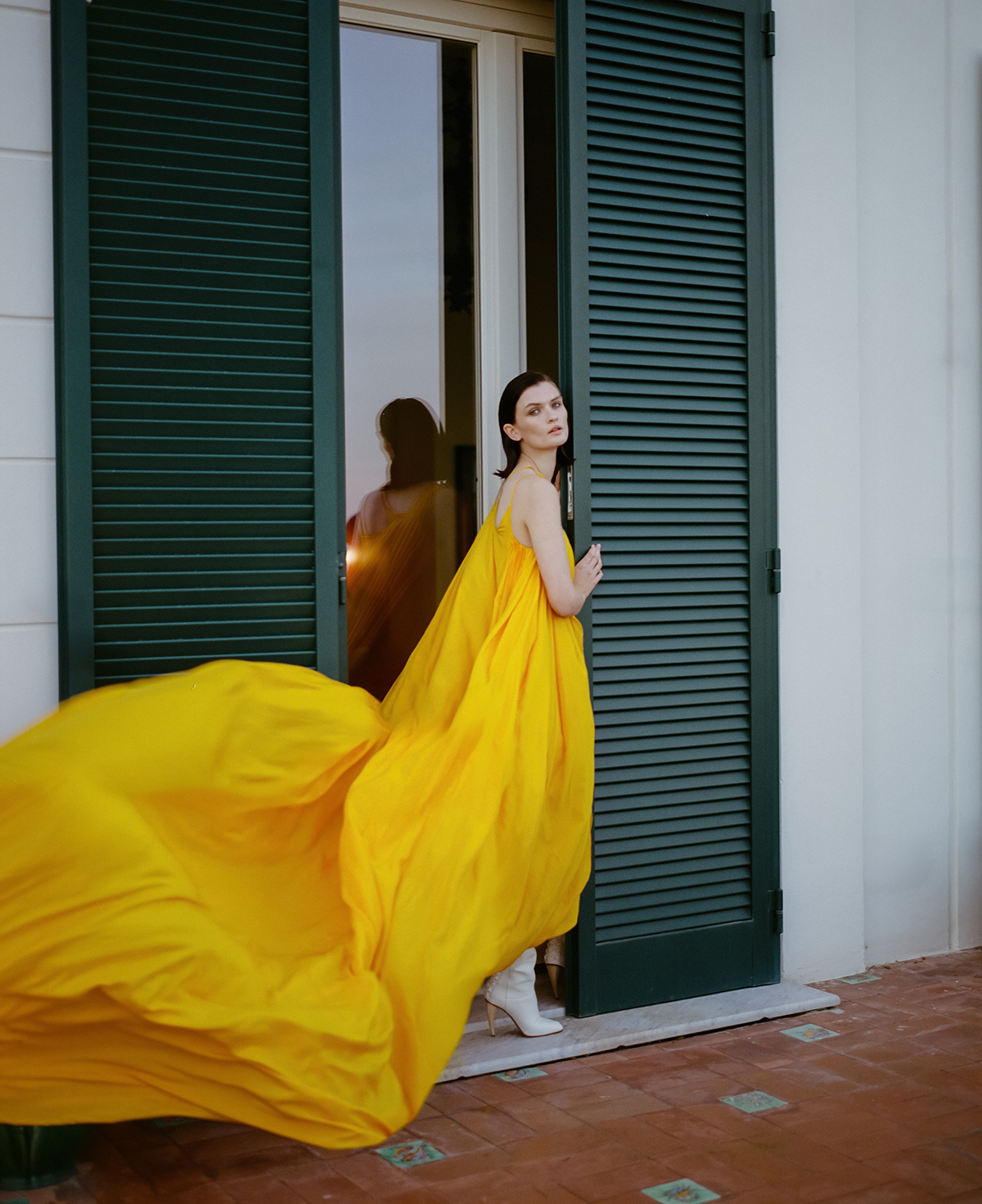 ドレス ¥1,212,420　シューズ ¥301,290（ともに参考価格）／McQueen（マックイーン クライアントサービス）