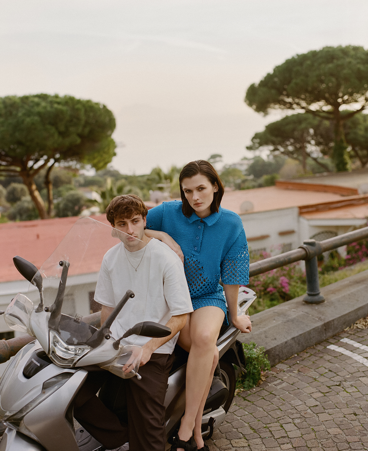 トップ ¥533,500　スカート ¥327,800／ともにFendi（フェンディ ジャパン）