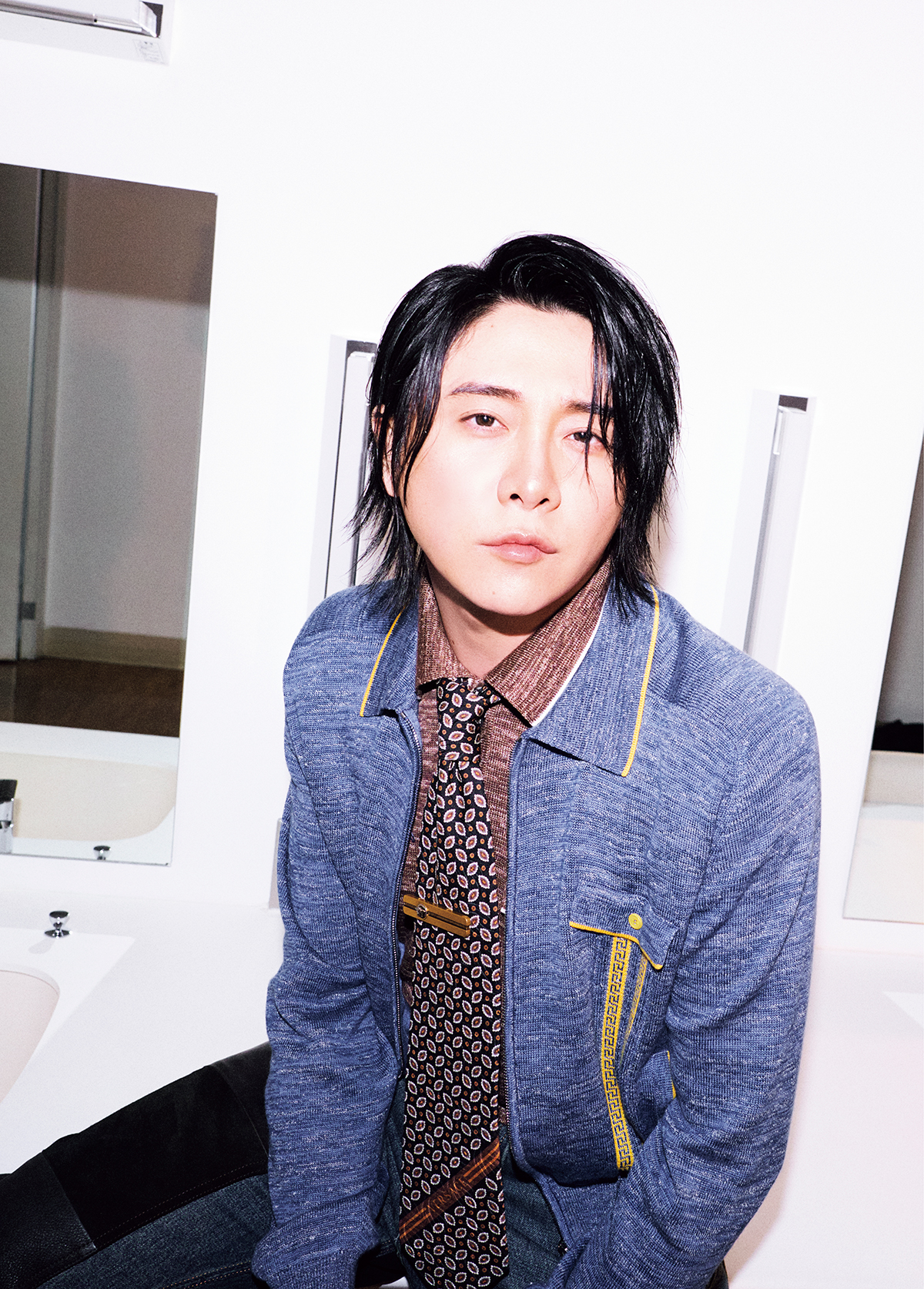 カーディガン¥297,000 ポロシャツ¥200,200 デニムパンツ¥363,000 タイ¥44,000 タイピン¥74,800/すべてVersace(ヴェルサーチェ ジャパン)