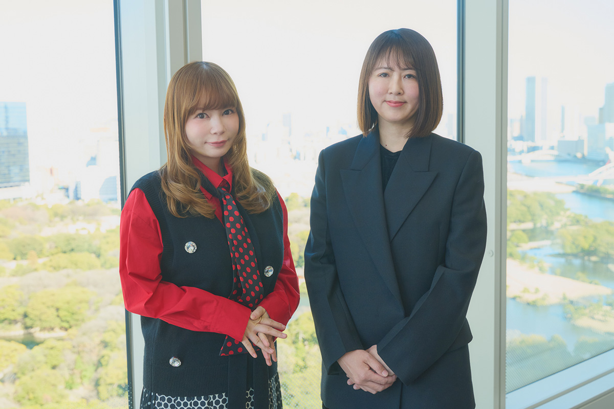 中川翔子 ニットベスト￥72,600　シャツ￥¥53,900　スカート￥¥63,800／すべてMAX&Co.（マックスアンドコー）