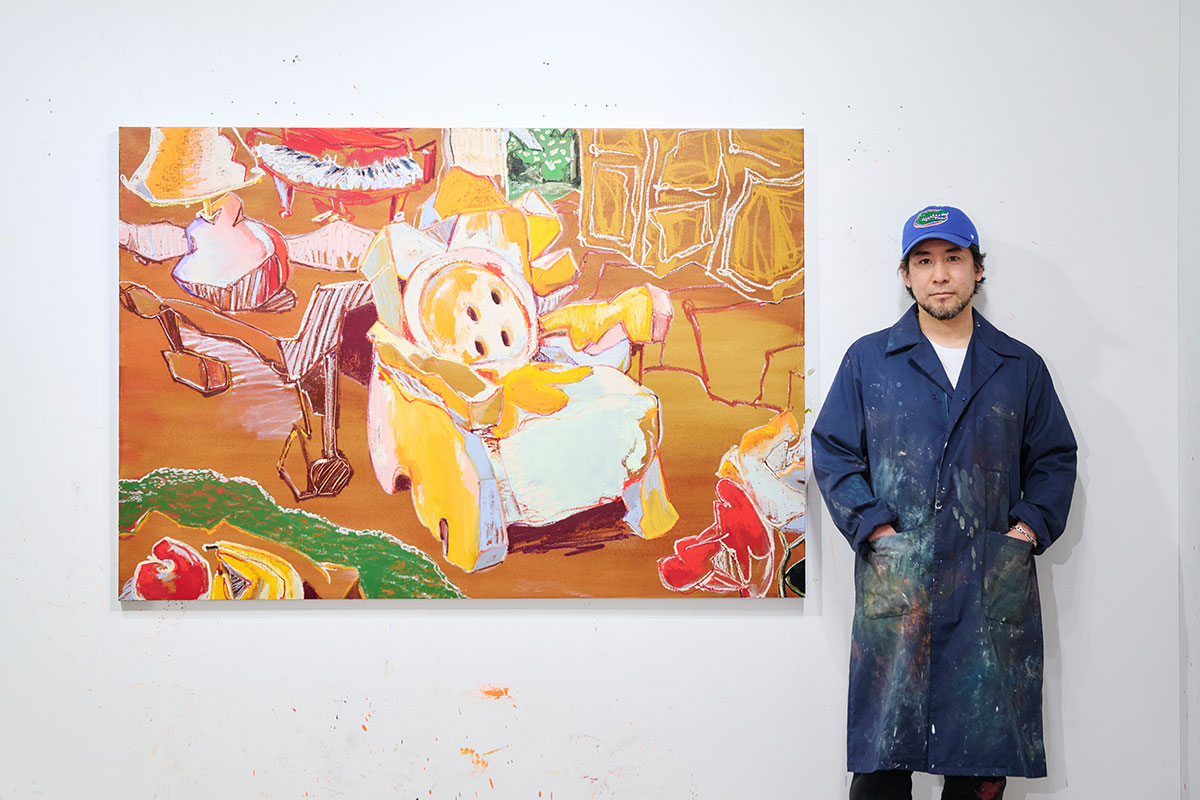 都内のアトリエにて、制作中の作品とともに。