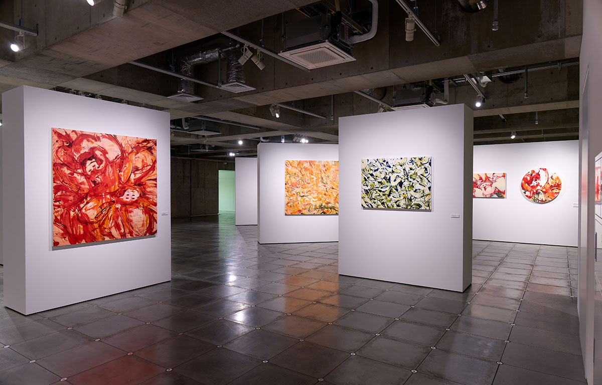 「ART IN THE PARK：SHUN SUDO “HANA-MI”」展示風景より。色とりどりの「BUTTON FLOWER」が会場を彩る。©︎ Keisuke Nishitani