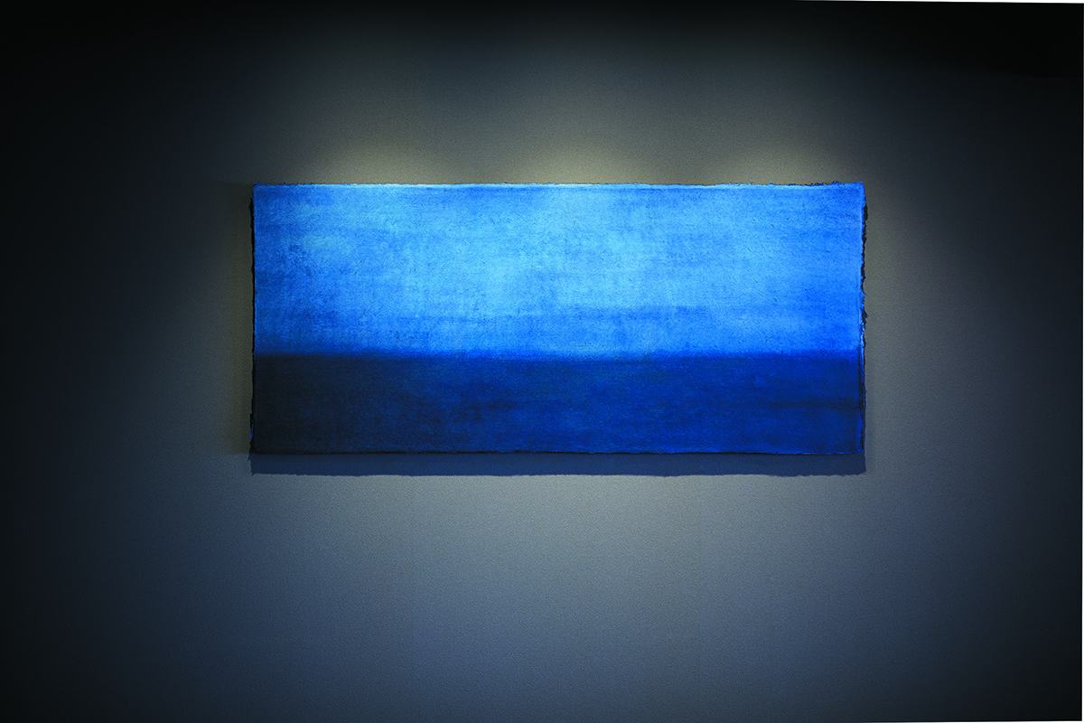 九谷焼の徳田八十吉（左上）、富山のガラス作家、岸本耕平による照明（右上）、能登仁行和紙のアート（下）。ポーラでは旅の思い出を家族や友人に送る「地域の魅力発見 アートプロジェクト」第一弾も能登からスタート。