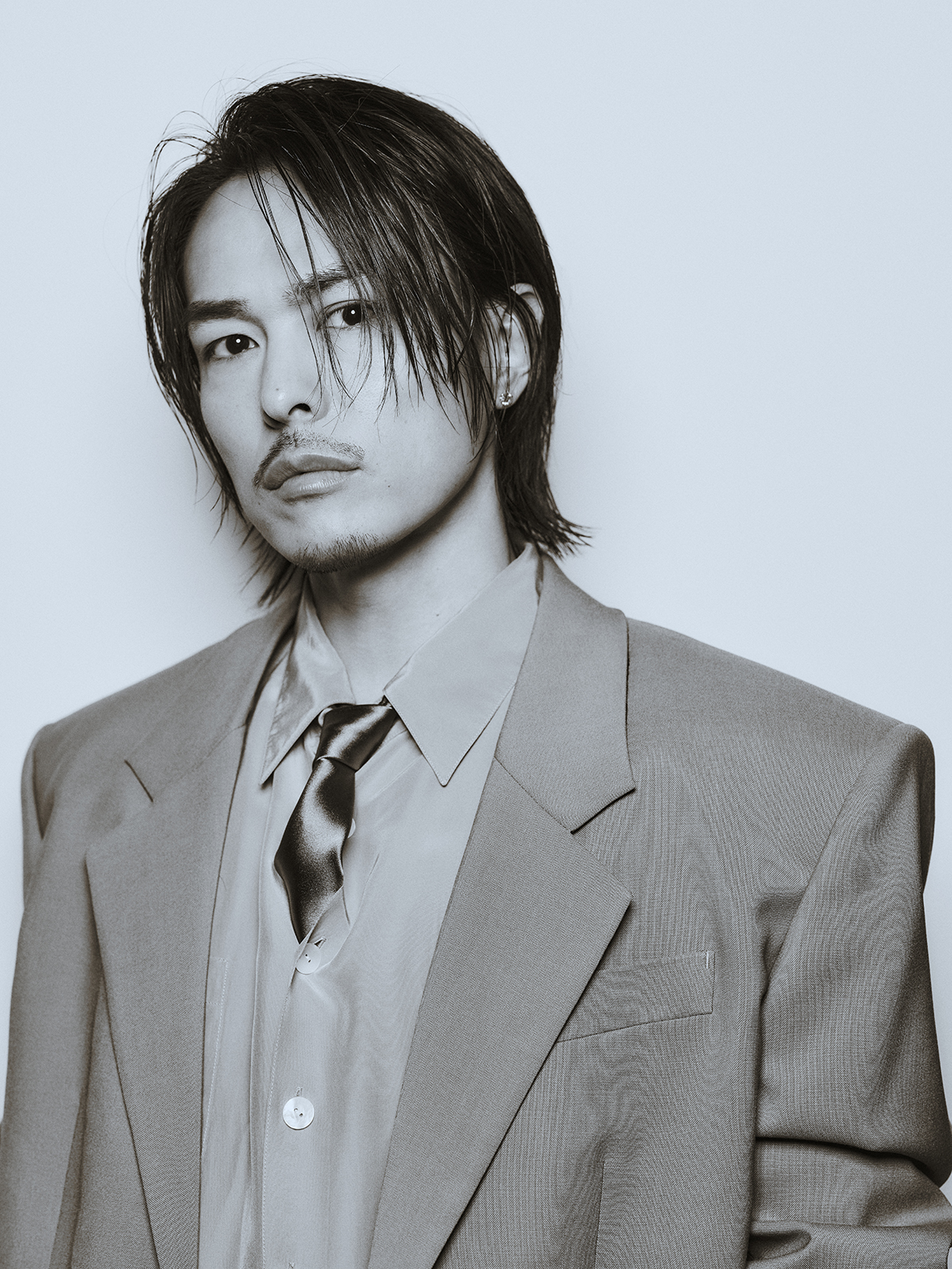 ジャケット¥533,500　シャツ¥277,200　タイ¥44,000　パンツ¥259,600　シューズ¥203,500／すべてSaint Laurent by Anthony Vaccarello （サンローラン クライアントサービス）