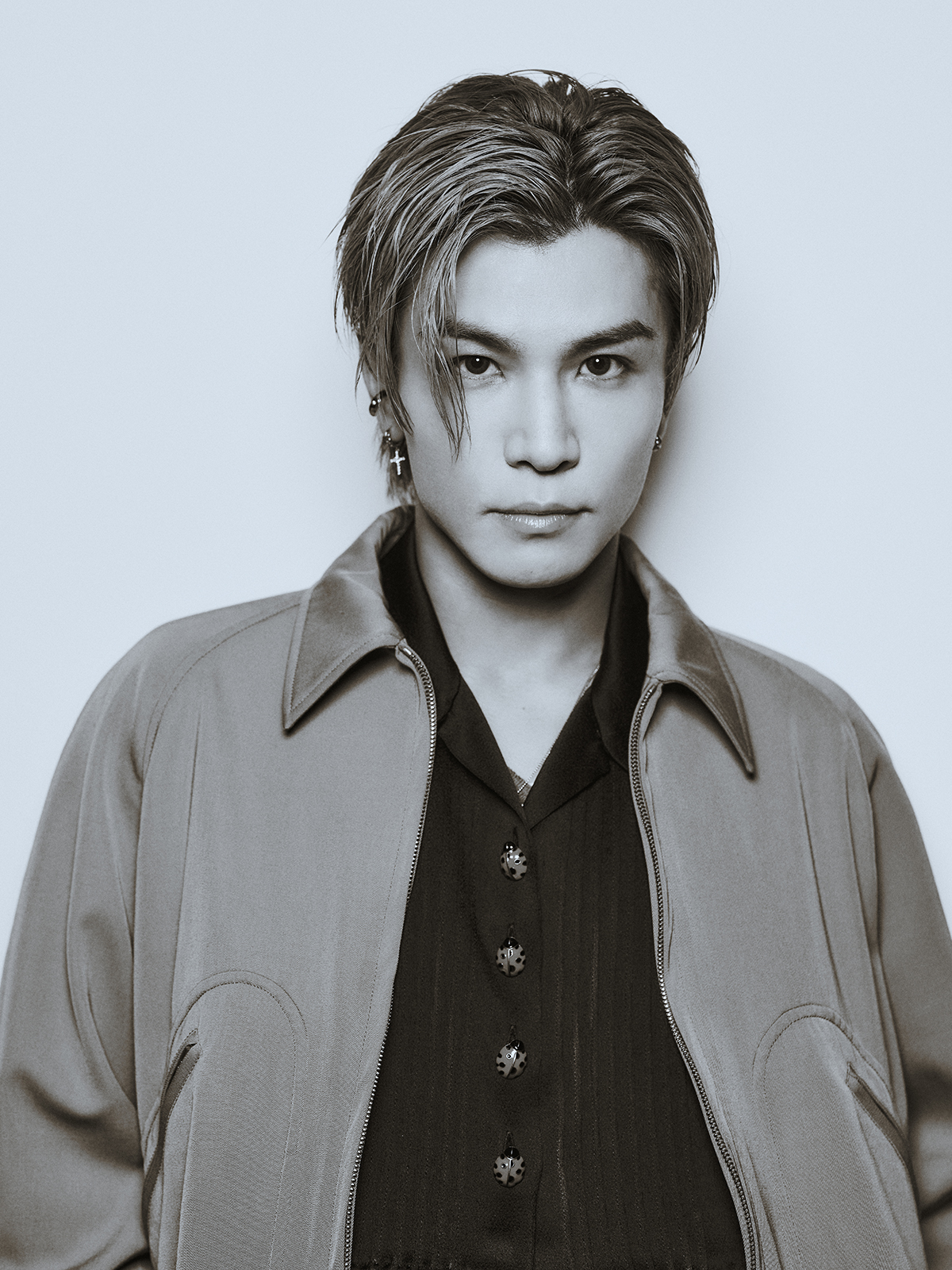 ブルゾン¥321,200　ニット¥170,500　ベスト¥221,100　ネックレス¥115,500　イヤカフ¥77,000　バングル¥249,700　リング¥64,900　キーリング（レザーライターケース） ¥46,200　（ライターケース） ¥51,700　（ドッグホイッスル） ¥67,100　（ティーインフューザー） ¥51,700／すべてMaison Margiela（マルジェラジャパン クライアントサービス）その他／スタイリスト私物