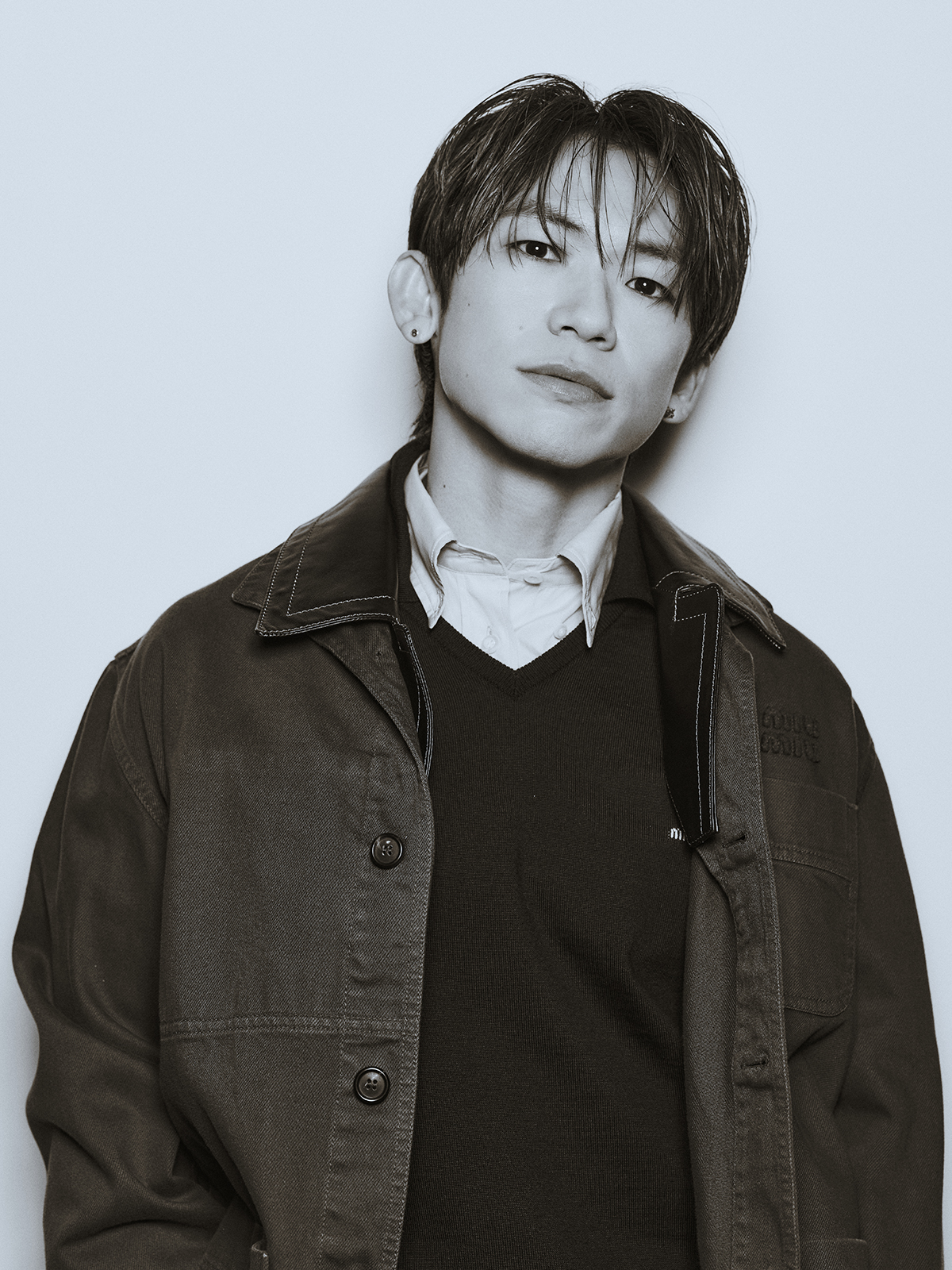 ジャケット¥737,000　ニット¥209,000　シャツ¥242,000　パンツ¥352,000（予定価格）／すべてMiu Miu（ミュウミュウ クライアントサービス）　その他／スタイリスト私物