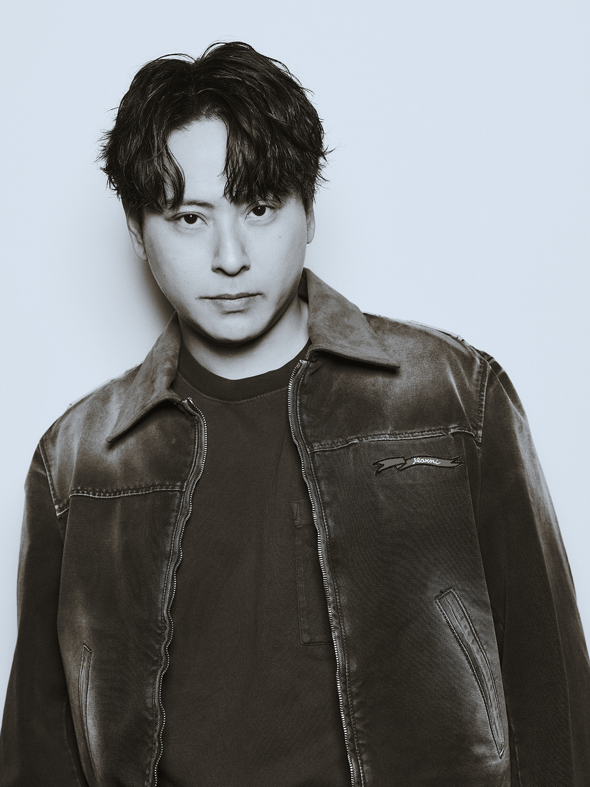 ジャケット¥295,900 Tシャツ¥93,500 パンツ¥183,700 スニーカー¥130,900/すべてMarni(マルニ ジャパン クライアントサービス)